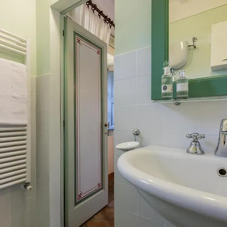 Vakantiehuis Lovely In With Jacuzzi Monterchi