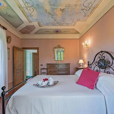 Vakantiehuis Lovely In With Jacuzzi *